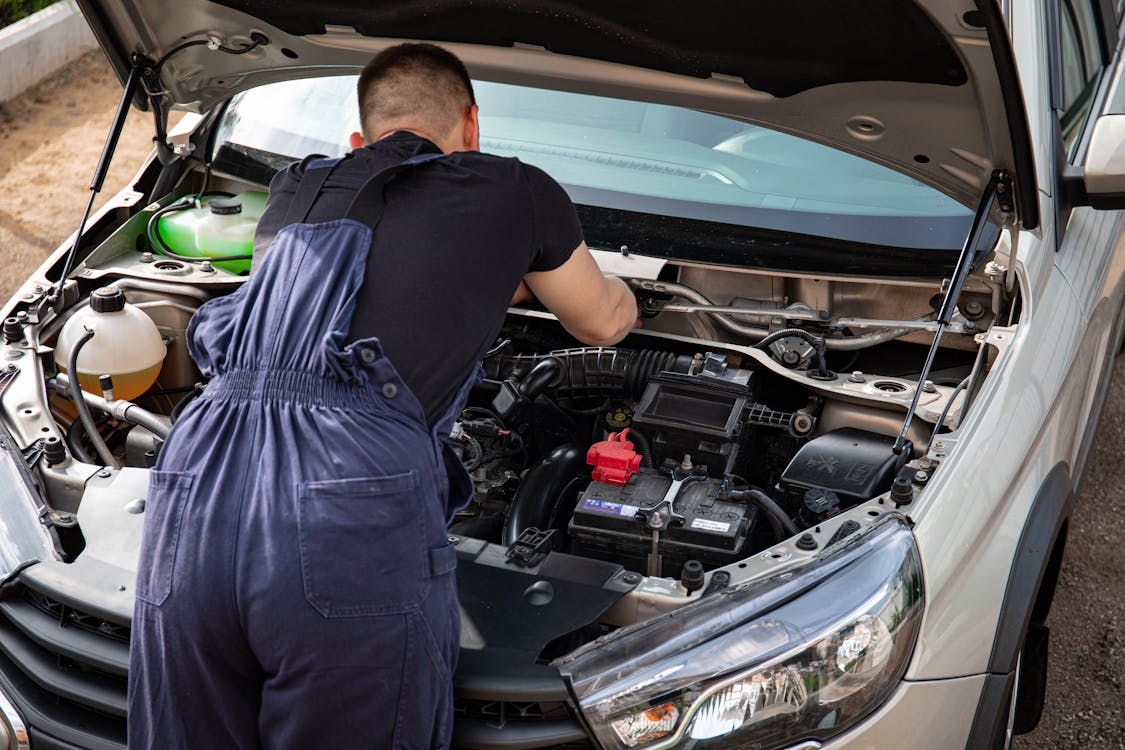 Affordable mobile mechanic performing quality auto repair at a customer location in Oklahoma City