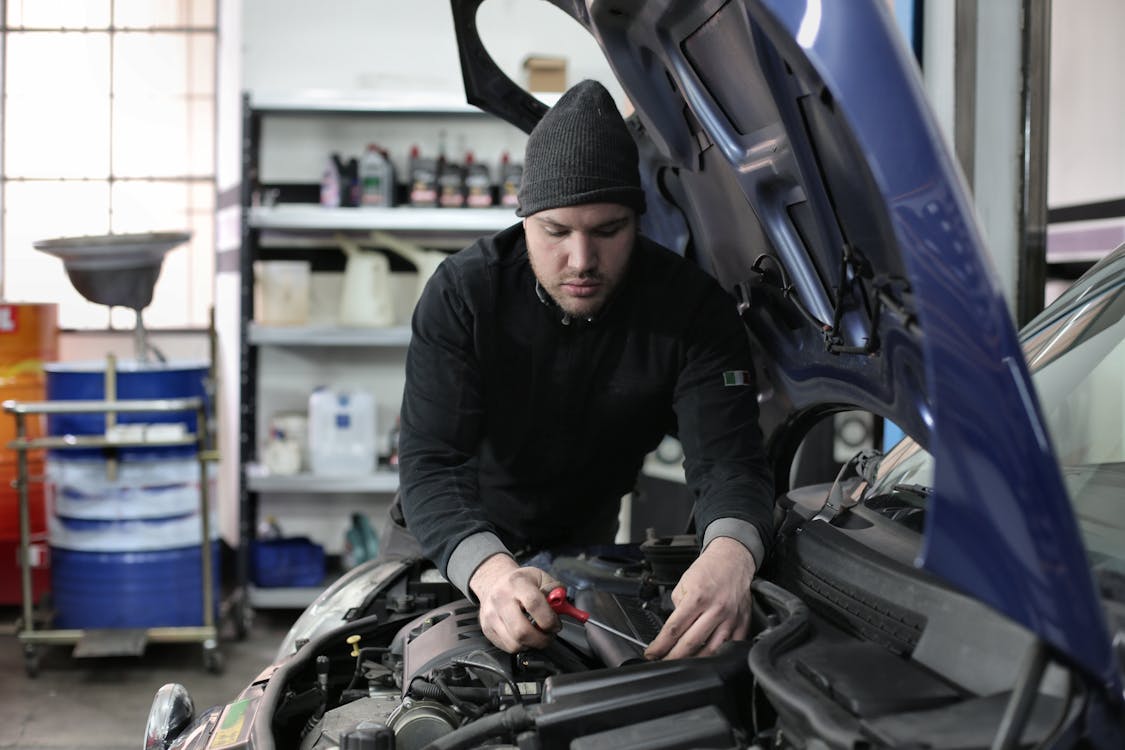 Budget-friendly mobile mechanic standing near a customer's vehicle in Oklahoma City