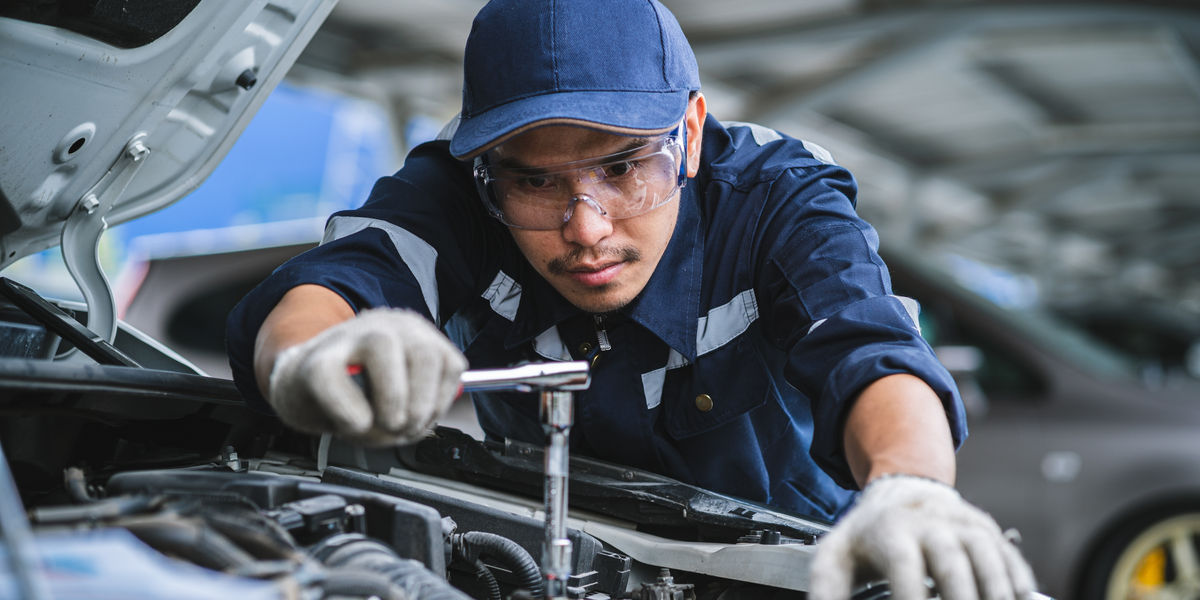 ASE certified mobile mechanic inspecting a vehicle on-site in Oklahoma City